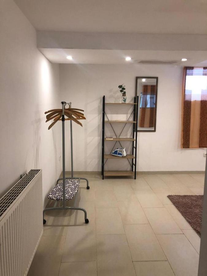 Bescheidene Untergeschoss Wohnung In Guter Lage. Köln Ngoại thất bức ảnh